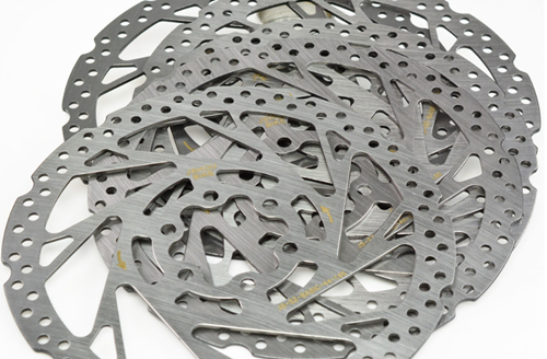 機(ji)械自動化生産(chan)是現代工業生(sheng)産發展的大趨(qu)勢，自行車刹車(che)盤生産商的關(guan)注焦點集中在(zai)降低原材料成(cheng)本，提高勞動效(xiao)率及改善勞動(dòng)條件方面，而刹(shā)車盤沖壓送料(liao)機在這幾個方(fang)面都有很好的(de)表現，打破了傳(chuán)統生産方式的(de)自行車刹車盤(pán)沖壓送料機，在(zai)技術和設計構(gou)思上都有屬于(yú)自己的獨有特(te)點，咱們就來了(le)解一下自行車(chē)刹車盤沖壓送(song)料機的主配件(jiàn)及選購技巧。