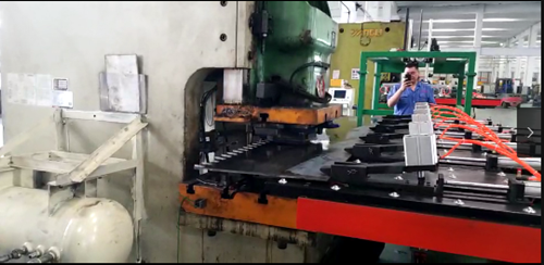 鋼背沖(chong)壓送料機(jī)多少錢一(yi)台?價格的(de)影響因素(sù)有哪些？