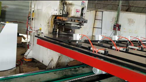 鋼(gāng)背刹車盤沖壓(yā)送料機的性能(néng)簡介