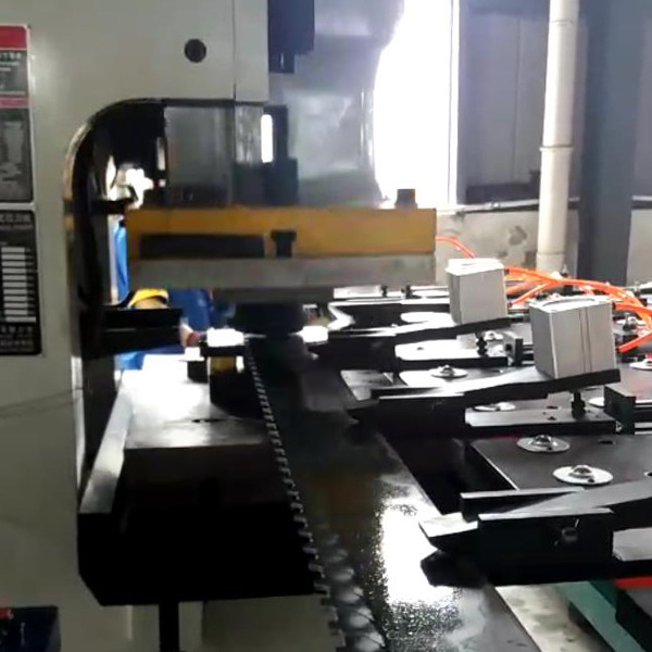 夾鉗避讓數(shu)控送料機