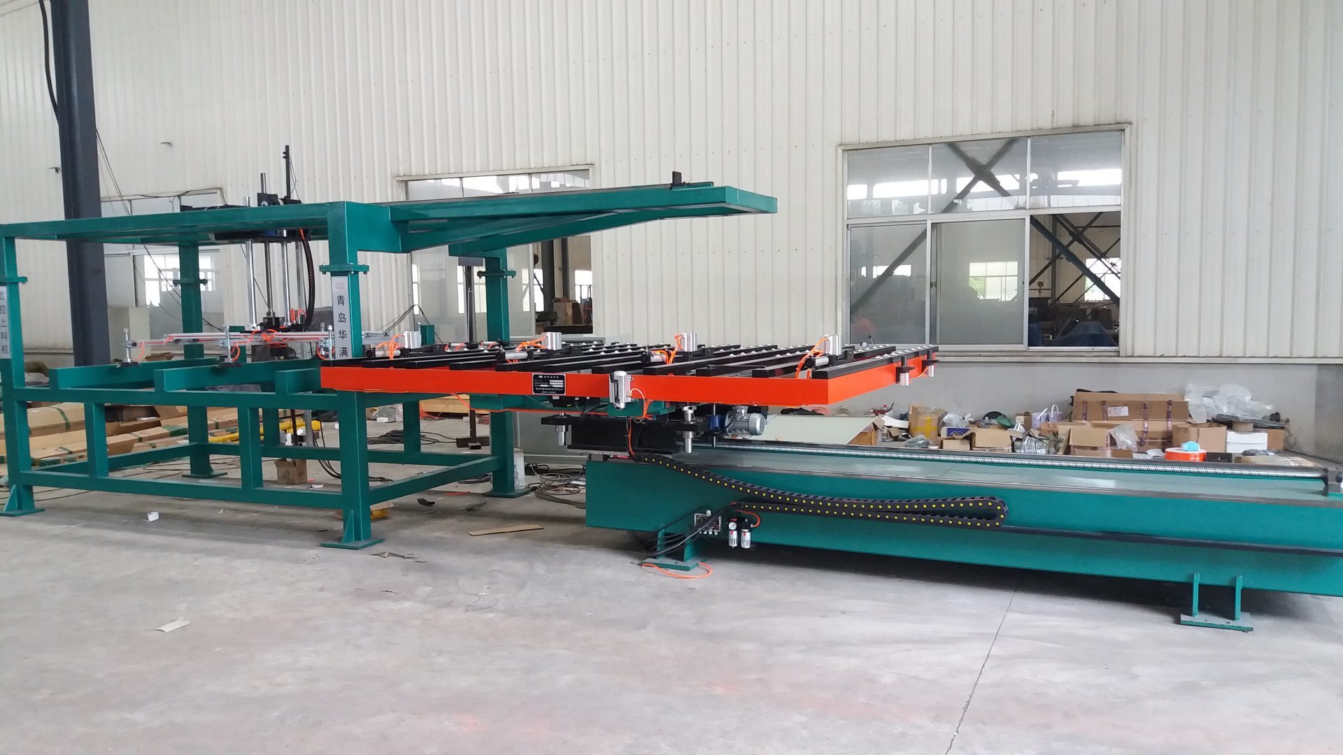 汽車(che)配件、鋼背沖壓自(zì)動化特點