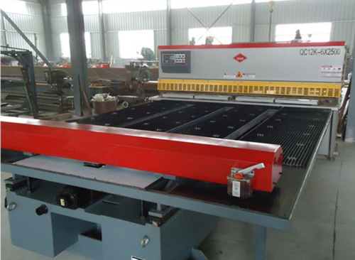 剪闆機前(qian)送料機是(shi)怎樣爲工(gong)廠省錢的(de)