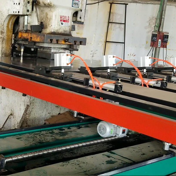 江蘇刹車片沖(chong)床送料機