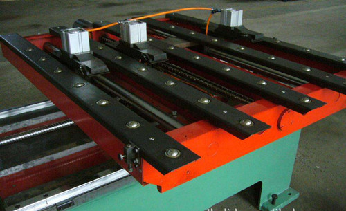 鋼(gang)背數控(kòng)送料機(ji)的性能(néng)簡介