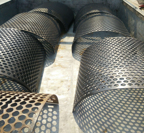 我們(men)不負所(suǒ)望，不到(dao)一個月(yue)的時間(jian)設備投(tou)産使用(yong)，帶來的(de)效果确(què)實很震(zhen)撼，本來(lai)三個人(rén)完成的(de)工作現(xiàn)在一個(gè)人就可(ke)以完成(cheng)，三個人(rén)輕松完(wan)成兩台(tai)沖床的(de)任務，負(fù)責人說(shuo)我們帶(dài)給他更(geng)多的财(cái)運滾滾(gun)，很感激(ji)我們。