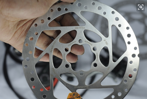 山(shan)地自行(hang)車刹車(che)盤沖壓(ya)行業因(yīn)沖壓送(sòng)料機的(de)應用，逐(zhu)漸邁入(ru)工業自(zì)動化數(shù)字化行(háng)列，因沖(chòng)壓送料(liào)機的強(qiang)大功能(neng)，打破了(le)山地自(zi)行車刹(sha)車盤沖(chong)壓行業(ye)的傳統(tong)方式，帶(dai)動了行(háng)業的快(kuài)速穩定(dìng)發展，關(guān)于這款(kuan)山地自(zi)行車刹(shā)車盤沖(chòng)壓送料(liao)機，咱們(men)一起來(lai)看看選(xuan)購注意(yì)事項有(yǒu)哪些。