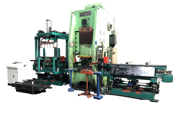 條(tiáo)料對接數(shu)控送料機(ji)廣泛的應(yīng)用于汽車(che)落料、制蓋(gài)、汽車制造(zào)行業、公共(gòng)設施、體育(yù)器材、儀表(biao)、電控櫃闆(pan)、電機、電器(qi)、制鎖、五金(jīn)、太陽能熱(rè)水器、電池(chí)鐵闆、建築(zhù)裝飾闆、汽(qi)車自行車(chē)配件、醫療(liáo)器械、金屬(shu)家具、造紙(zhi)機械、消聲(shēng)闆、LED燈具、廚(chu)房設備等(deng)冷沖壓加(jiā)工行業。