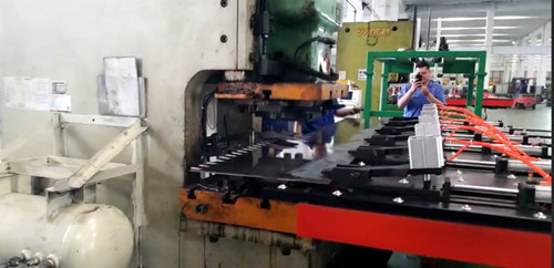 自動沖壓送(song)料機的夾鉗避(bi)讓有什麽優勢(shi)