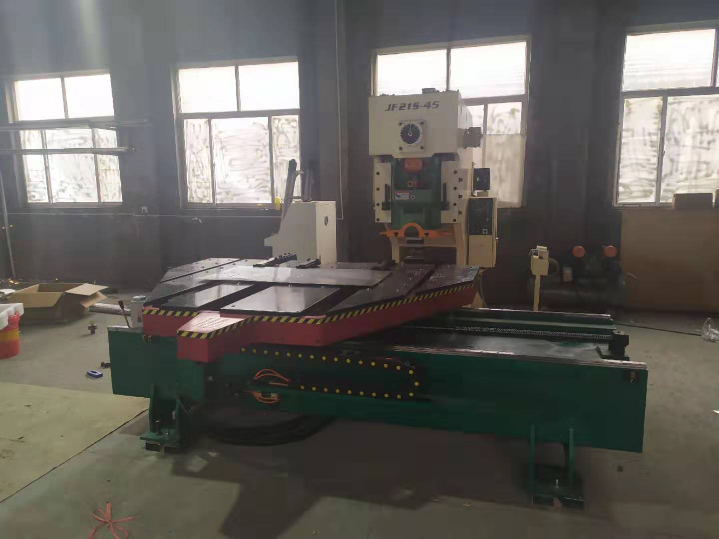 如何根據沖床選(xuǎn)擇平闆數控送料(liao)機?送料機結構與(yu)工作原理是什麽(me)?