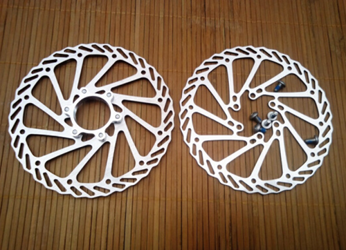 沖(chong)壓送料機(ji)涉及山地(dì)車刹車盤(pan)生産行業(yè)後，爲該行(háng)業帶來了(le)巨大的改(gǎi)變，行業多(duo)年不變的(de)生産方式(shi)被完全打(da)破，主要表(biao)現在人機(jī)分離式的(de)生産方式(shì)，及提高闆(pan)材利用率(lǜ)方面，另外(wai)對沖壓精(jing)度的高标(biāo)準也得以(yǐ)實現，總之(zhī)，這款山地(di)車刹車盤(pán)沖壓送料(liào)機确實推(tui)進了該行(háng)業自動化(huà)生産的進(jìn)程，下面咱(zan)們一起來(lai)了解一下(xia)這款送料(liào)機的性能(neng)。